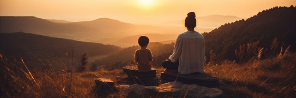 אמא ובן יושבים ומסתכלים על השקיעה