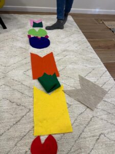 בדים של קונסטלציה ורגליים יחפות לצידם, מדמות תהליך